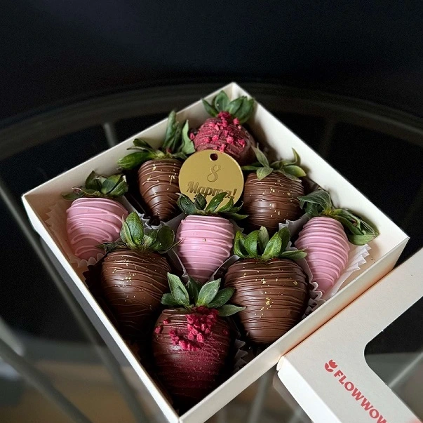 Клубника  9 шт. - кондитерская TestifyTest в Комсомольск-на-Амуре заказать торт десерт пирожное онлайн