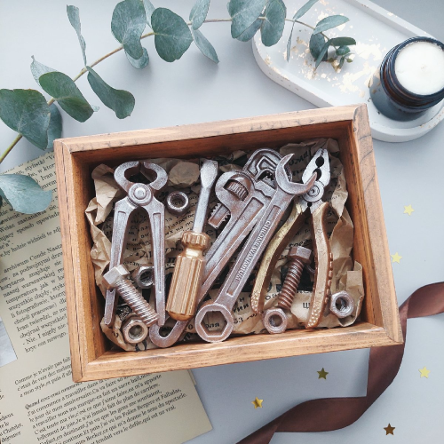 Ящик шоколадных инструментов - кондитерская Кондитерское ПоЛе в Санкт-Петербург заказать торт десерт пирожное онлайн